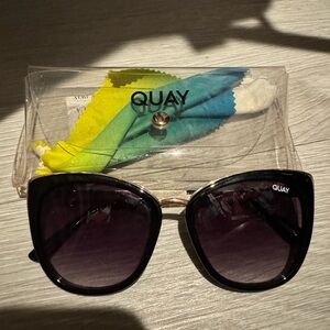 Quay Honey Sunglasses Black/Smoke Sz Small